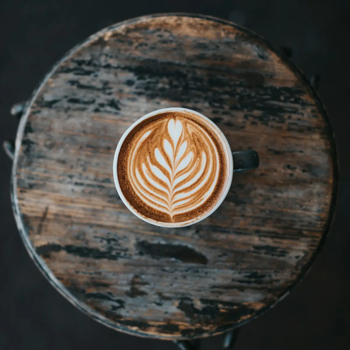A cappuccino with leaf latte art